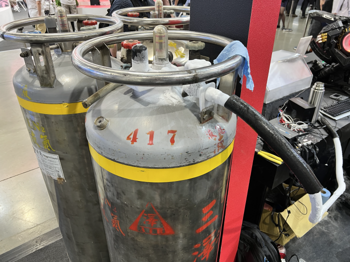 Mehr als 100 Liter flüssiger Stickstoff pro Tag werden für den Betrieb benötigt. (Bild: Martin Böckmann)